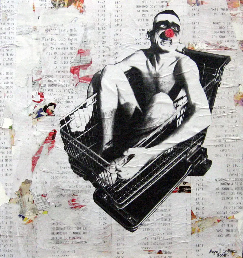 Oeuvre de l'artiste MIMI the ClowN intitulé 'tout va bien' et datée de 2006. Il représente un clown, nu, assis dans un caddie, sur un fond collage décollage de tickets de caisse.