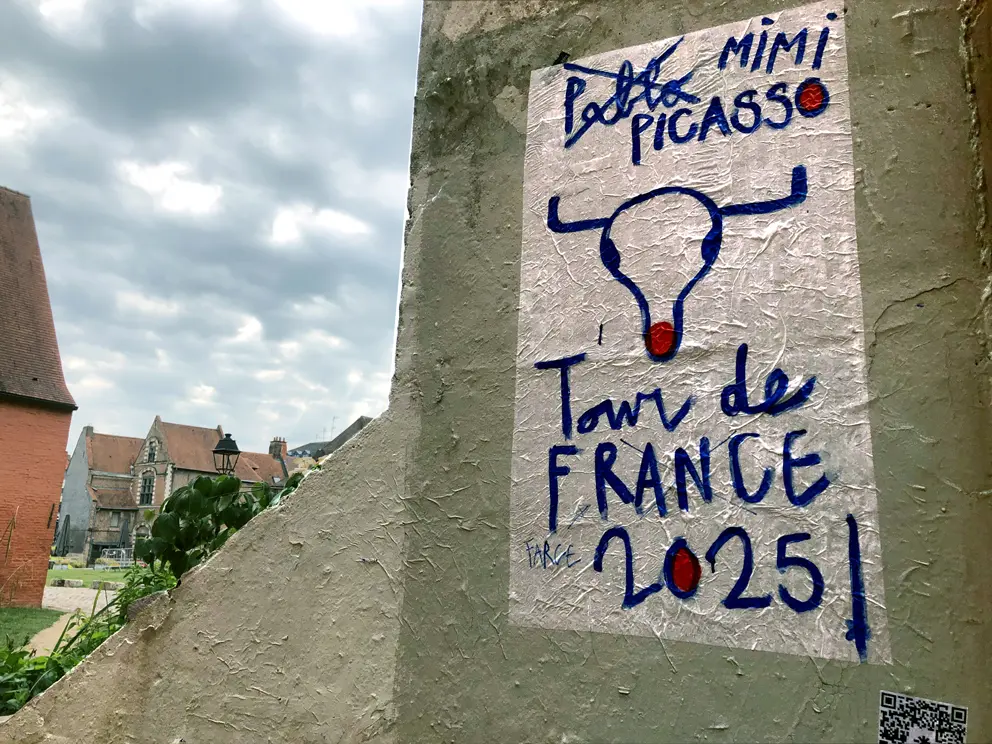 Affiche street art de MIMI the ClowN reprenant l’œuvre « Tête de taureau » de Picasso collée à Lille en juillet 2025.