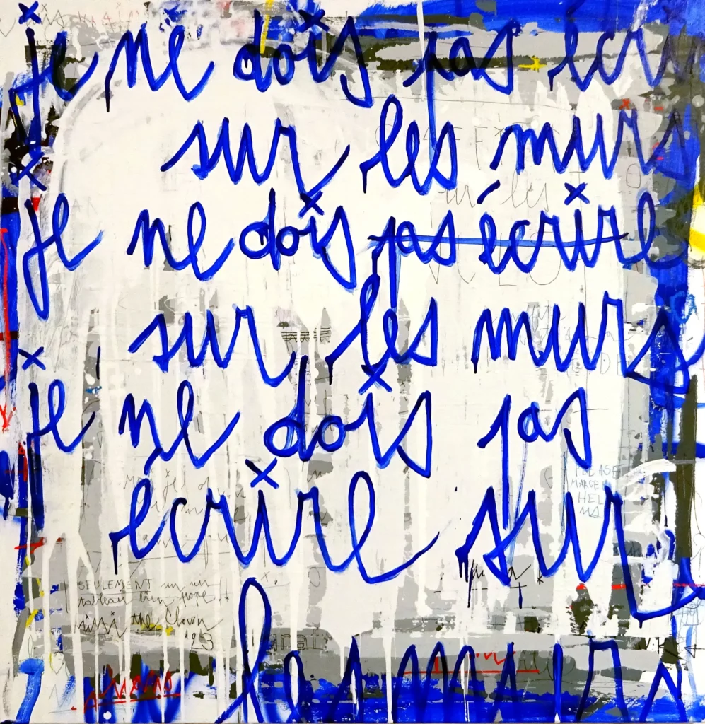 Peinture de MIMI the ClowN reprenant la punition “Je ne dois pas écrire sur les murs”, écrite en bleu sur un fond de collages, griffonnages et traces urbaines.